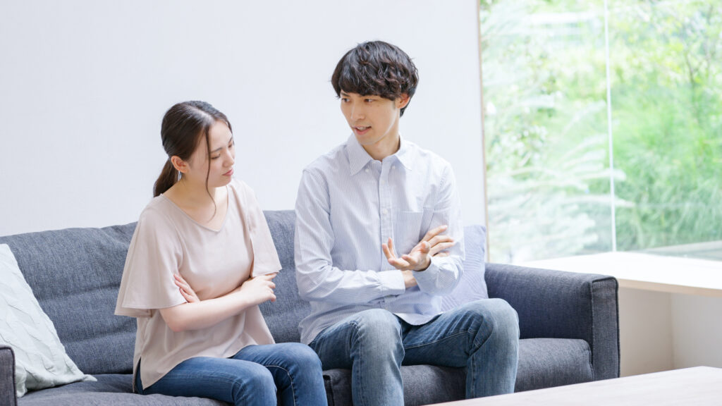 悩んでいる男女のイメージ